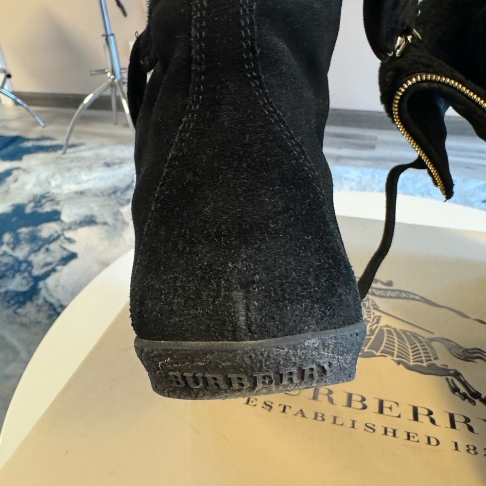 Burberry ladies winter boots - Picture 4 of 8